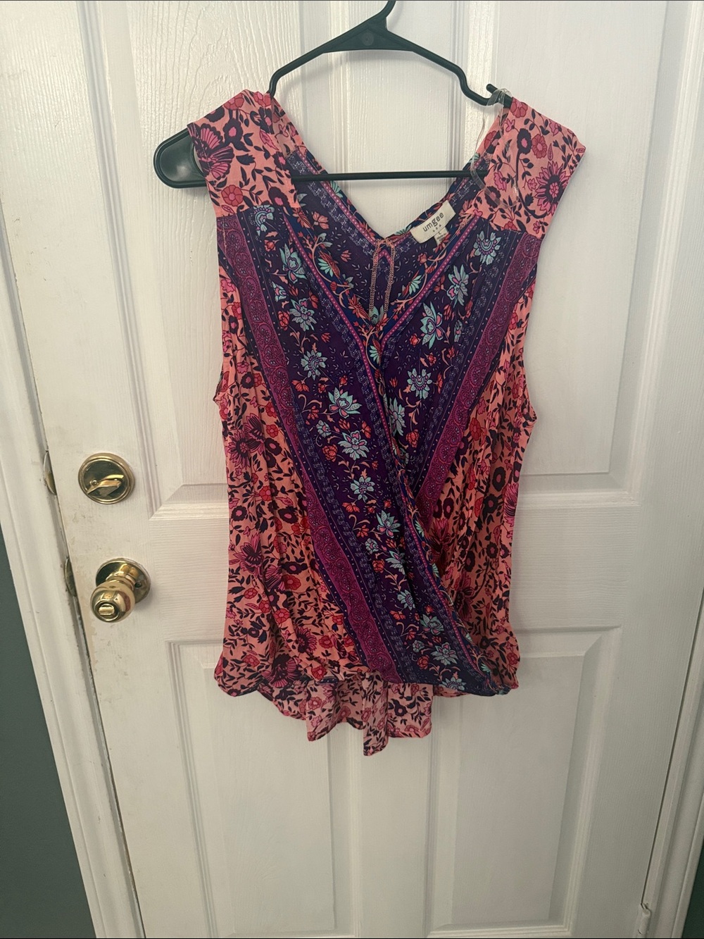 Umgee Pink and Purple Floral V-Neck Sleeveless Top, size large. NWT